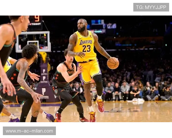詹姆斯篮下扣篮得手，湖人把胜利留在主场